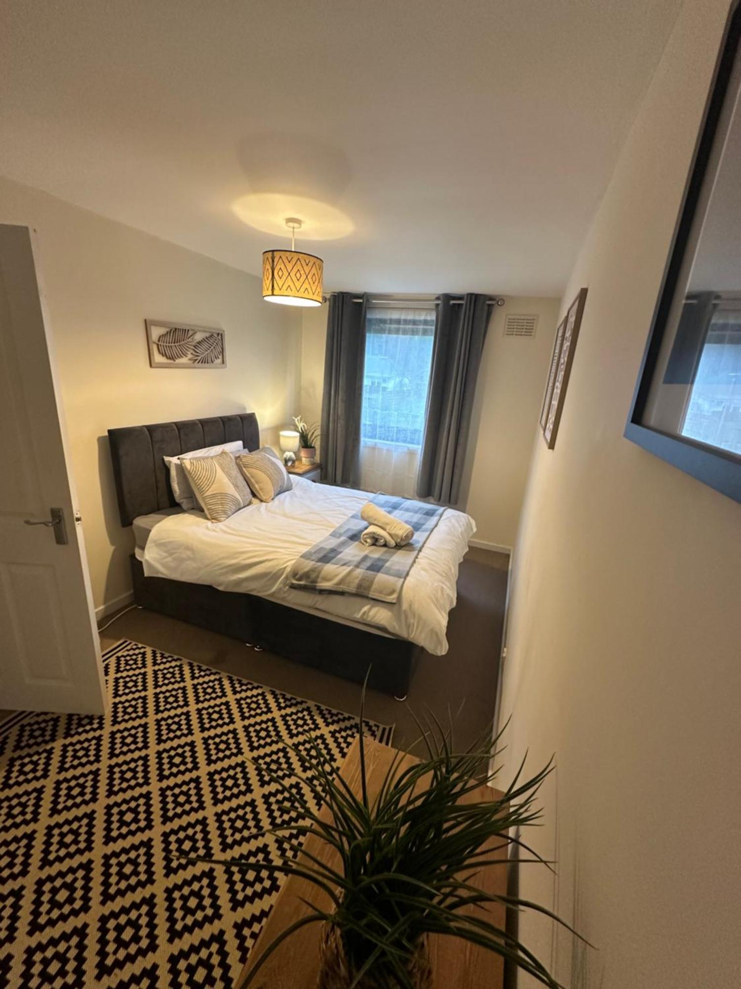 Spacious 3 Bedroom Flat Close To City Center Dalneigh Екстериор снимка